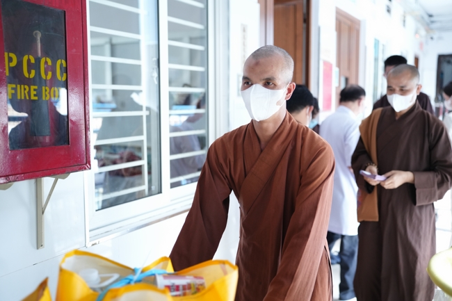 Giving gifts at the Orthopedic Trauma Hospital in HCMC in the Ullambana season in the pagoda charity activities
