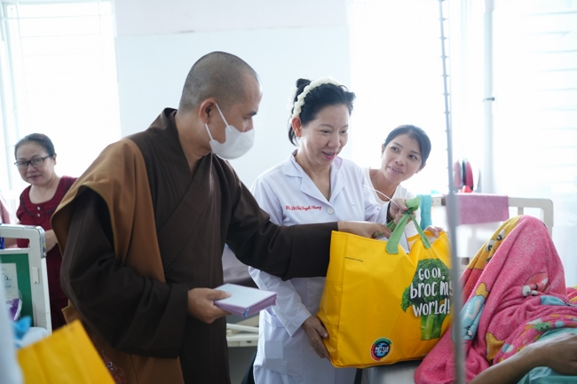 Giving gifts at the Orthopedic Trauma Hospital in HCMC in the Ullambana season in the pagoda charity activities