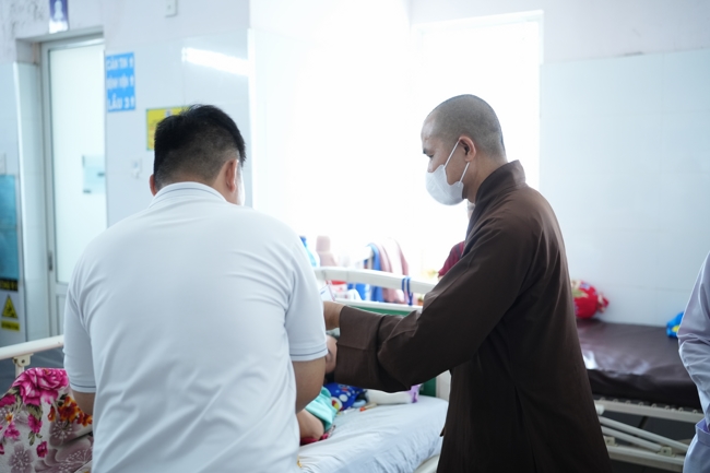 Giving gifts at the Orthopedic Trauma Hospital in HCMC in the Ullambana season in the pagoda charity activities