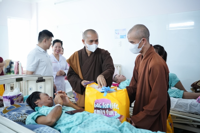 Giving gifts at the Orthopedic Trauma Hospital in HCMC in the Ullambana season in the pagoda charity activities