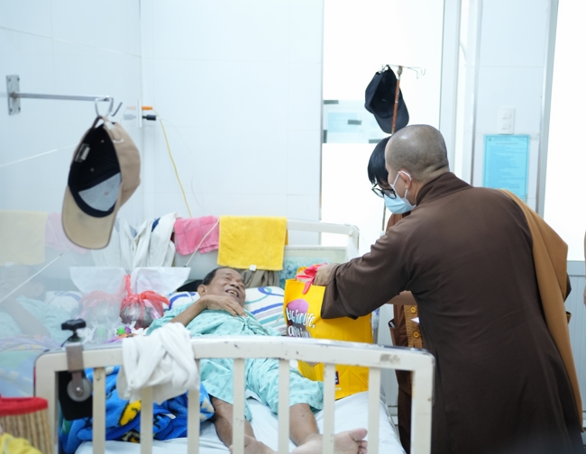 Giving gifts at the Orthopedic Trauma Hospital in HCMC in the Ullambana season in the pagoda charity activities