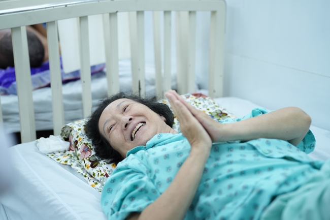 Giving gifts at the Orthopedic Trauma Hospital in HCMC in the Ullambana season in the pagoda charity activities