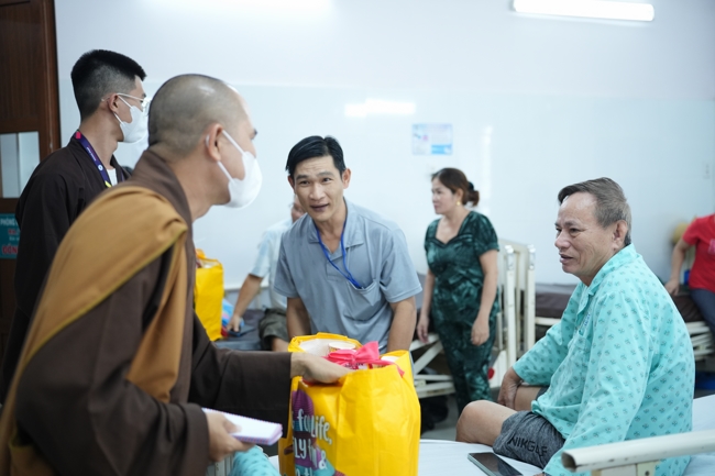 Giving gifts at the Orthopedic Trauma Hospital in HCMC in the Ullambana season in the pagoda charity activities