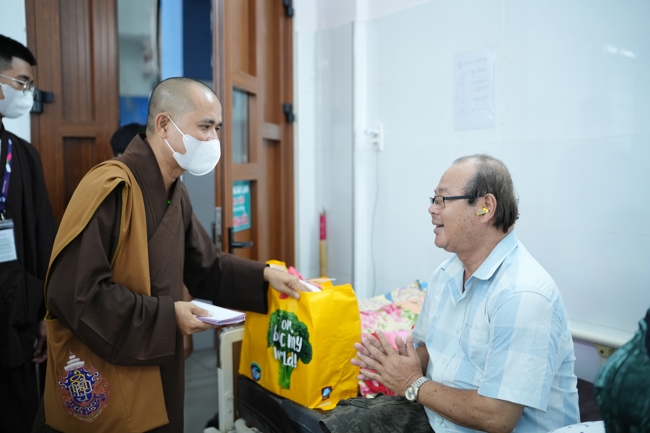 Giving gifts at the Orthopedic Trauma Hospital in HCMC in the Ullambana season in the pagoda charity activities