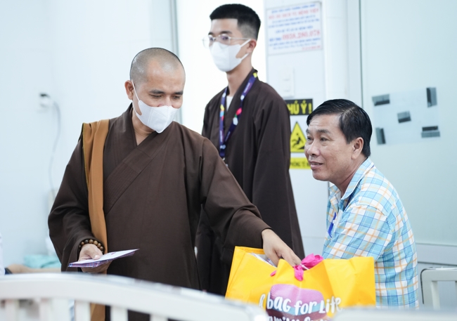 Giving gifts at the Orthopedic Trauma Hospital in HCMC in the Ullambana season in the pagoda charity activities