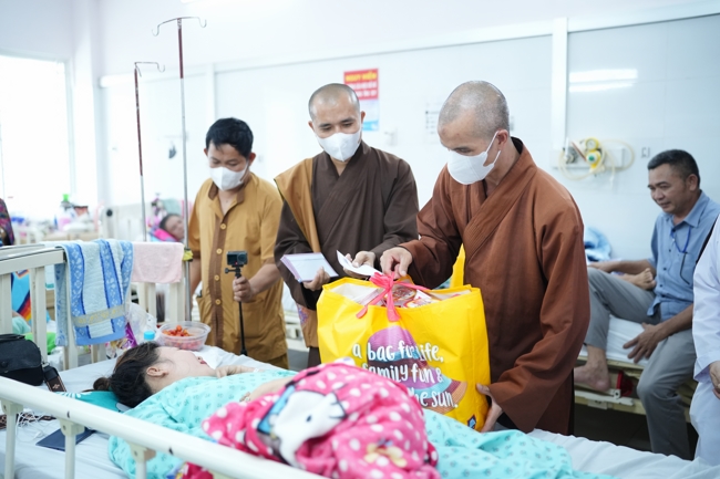 Giving gifts at the Orthopedic Trauma Hospital in HCMC in the Ullambana season in the pagoda charity activities