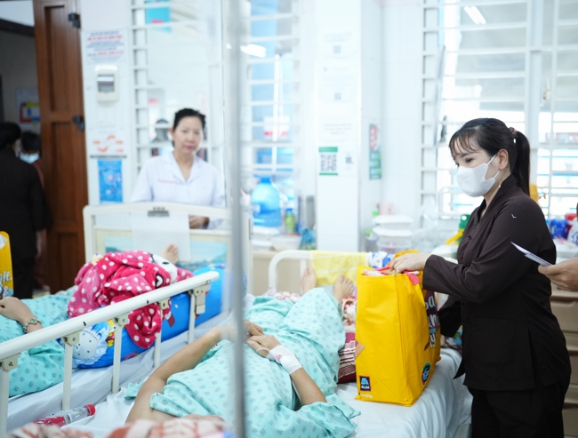 Giving gifts at the Orthopedic Trauma Hospital in HCMC in the Ullambana season in the pagoda charity activities