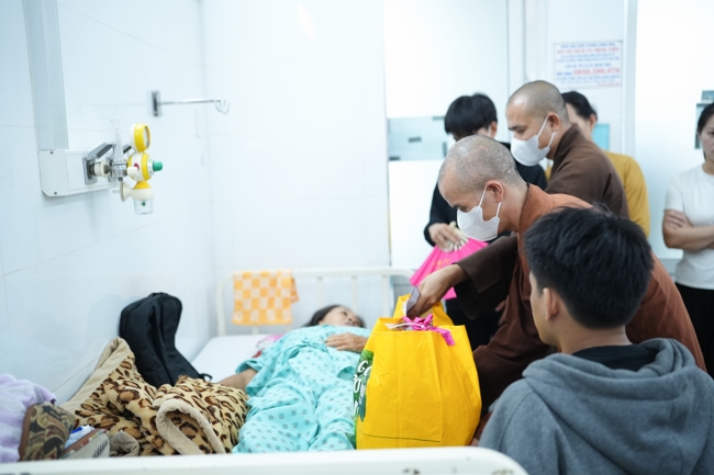 Giving gifts at the Orthopedic Trauma Hospital in HCMC in the Ullambana season in the pagoda charity activities