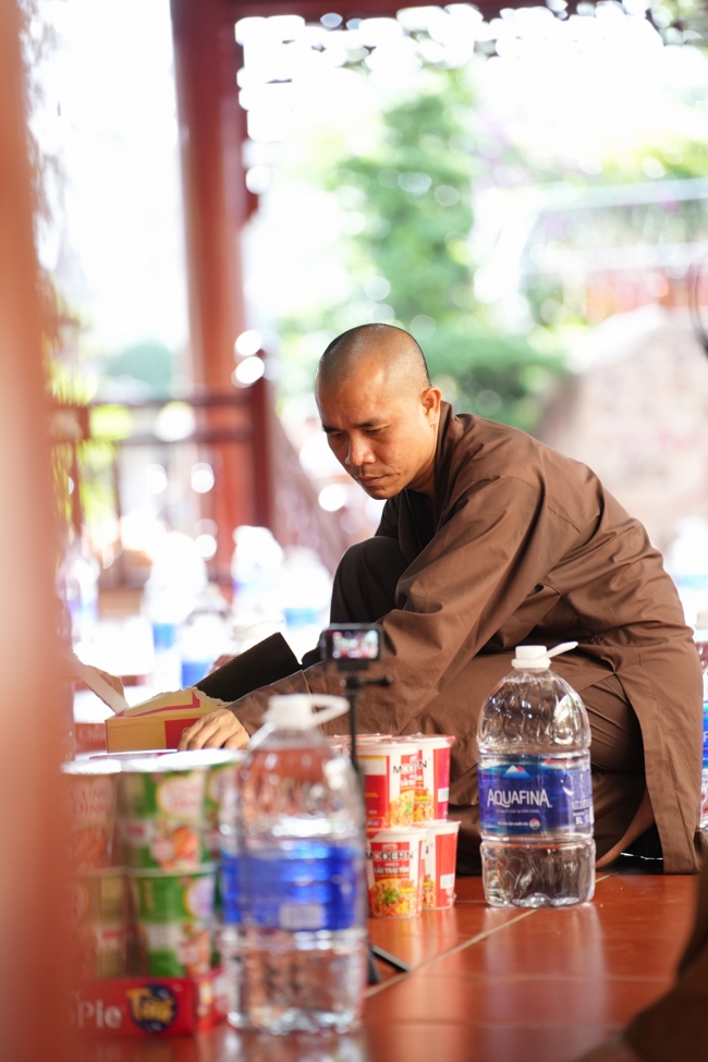 Giving gifts at the Orthopedic Trauma Hospital in HCMC in the Ullambana season in the pagoda charity activities