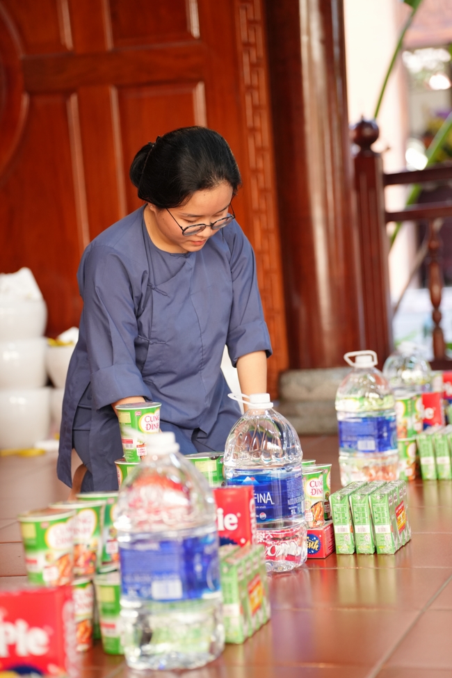 Giving gifts at the Orthopedic Trauma Hospital in HCMC in the Ullambana season in the pagoda charity activities
