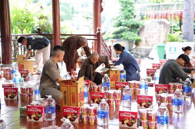Giving gifts at the Orthopedic Trauma Hospital in HCMC in the Ullambana season in the pagoda charity activities