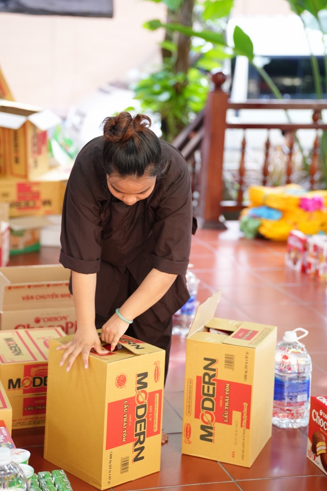 Giving gifts at the Orthopedic Trauma Hospital in HCMC in the Ullambana season in the pagoda charity activities