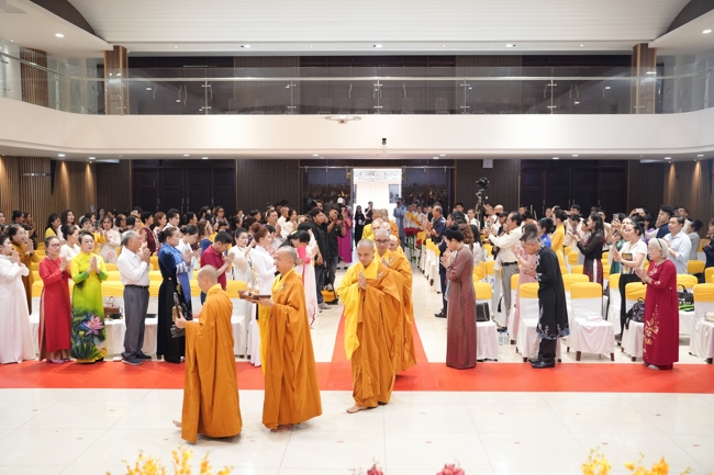 “The Rose Pinning on Shirt” Ullambana Ceremony for Businessmen