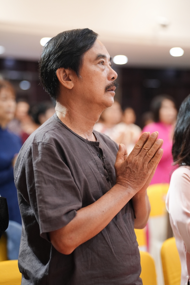 “The Rose Pinning on Shirt” Ullambana Ceremony for Businessmen