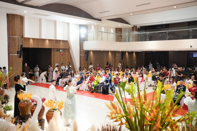 “The Rose Pinning on Shirt” Ullambana Ceremony for Businessmen