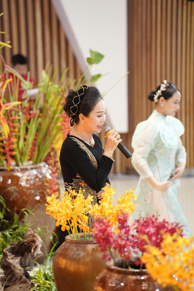 “The Rose Pinning on Shirt” Ullambana Ceremony for Businessmen