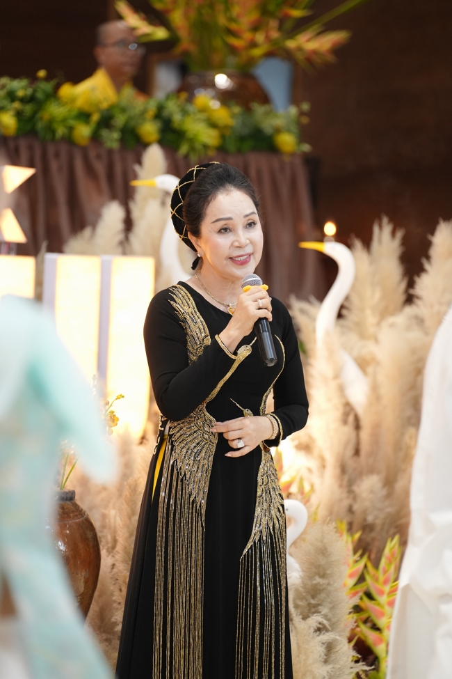 “The Rose Pinning on Shirt” Ullambana Ceremony for Businessmen