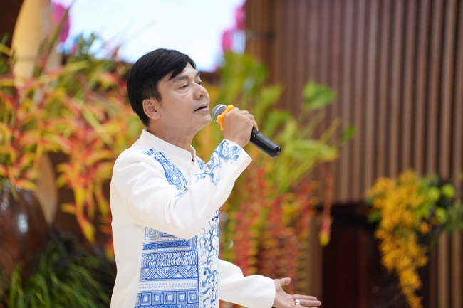 “The Rose Pinning on Shirt” Ullambana Ceremony for Businessmen