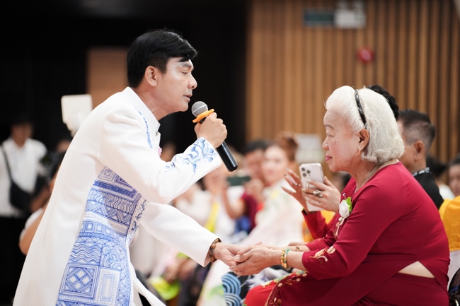 “The Rose Pinning on Shirt” Ullambana Ceremony for Businessmen