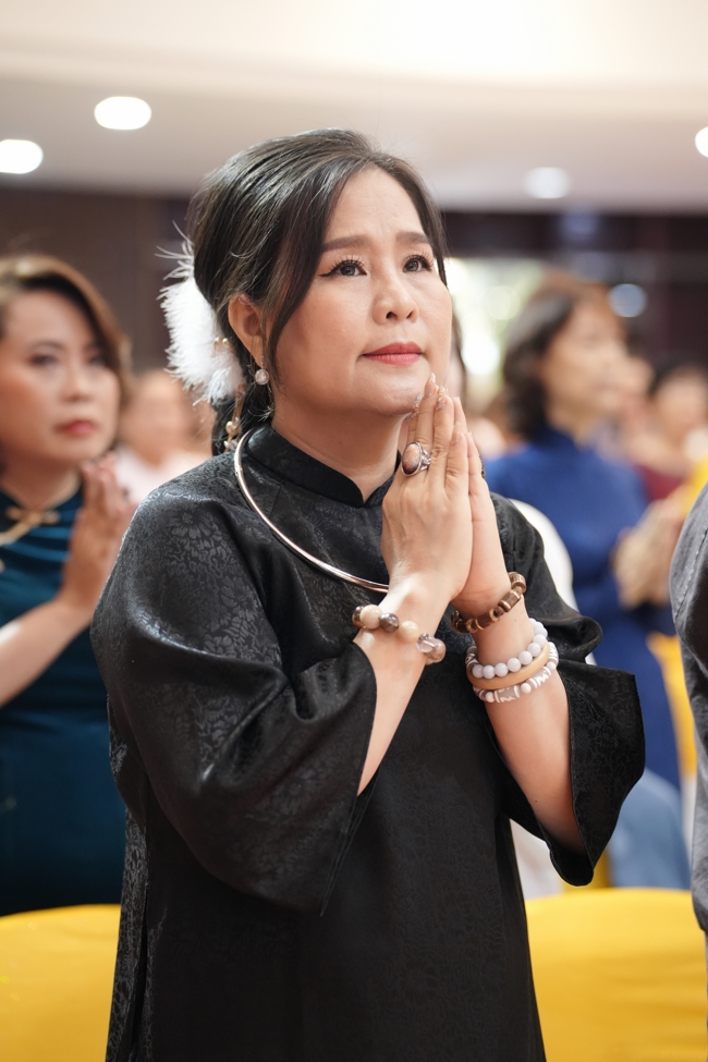 “The Rose Pinning on Shirt” Ullambana Ceremony for Businessmen