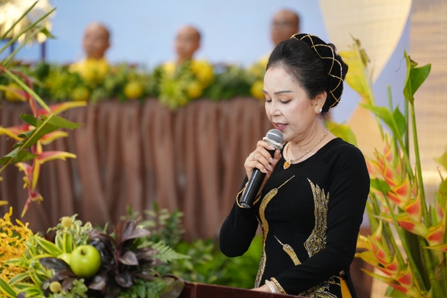 “The Rose Pinning on Shirt” Ullambana Ceremony for Businessmen