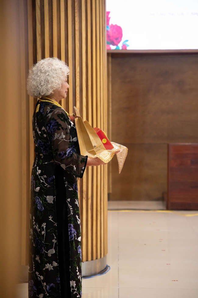 “The Rose Pinning on Shirt” Ullambana Ceremony for Businessmen