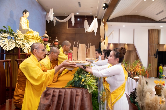 “The Rose Pinning on Shirt” Ullambana Ceremony for Businessmen