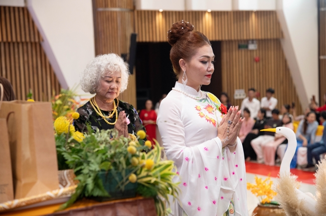 “The Rose Pinning on Shirt” Ullambana Ceremony for Businessmen