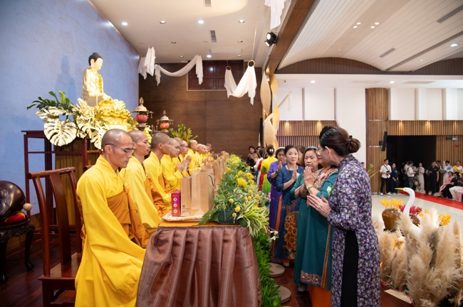 “The Rose Pinning on Shirt” Ullambana Ceremony for Businessmen