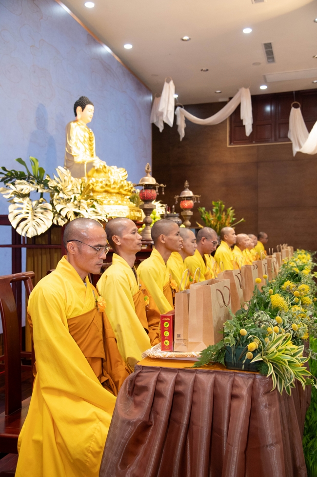 “The Rose Pinning on Shirt” Ullambana Ceremony for Businessmen