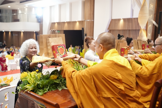“The Rose Pinning on Shirt” Ullambana Ceremony for Businessmen