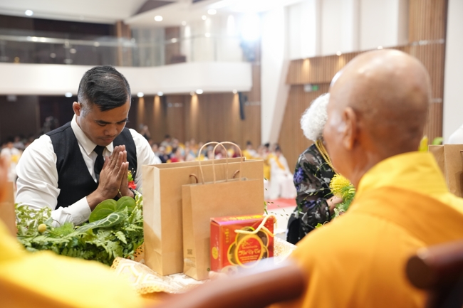 “The Rose Pinning on Shirt” Ullambana Ceremony for Businessmen