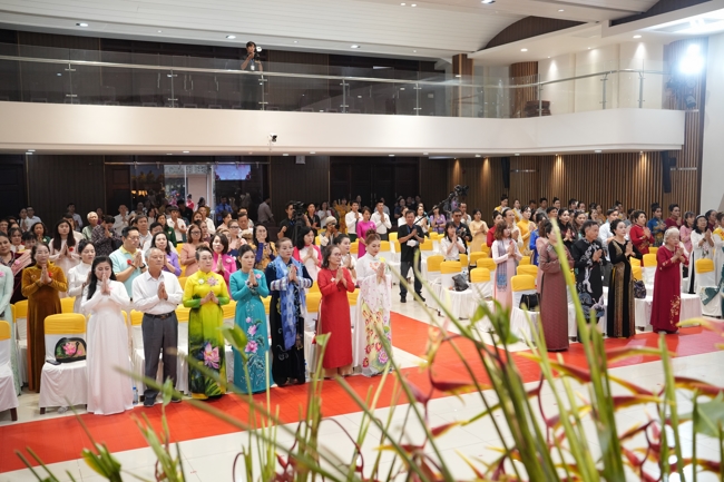 “The Rose Pinning on Shirt” Ullambana Ceremony for Businessmen