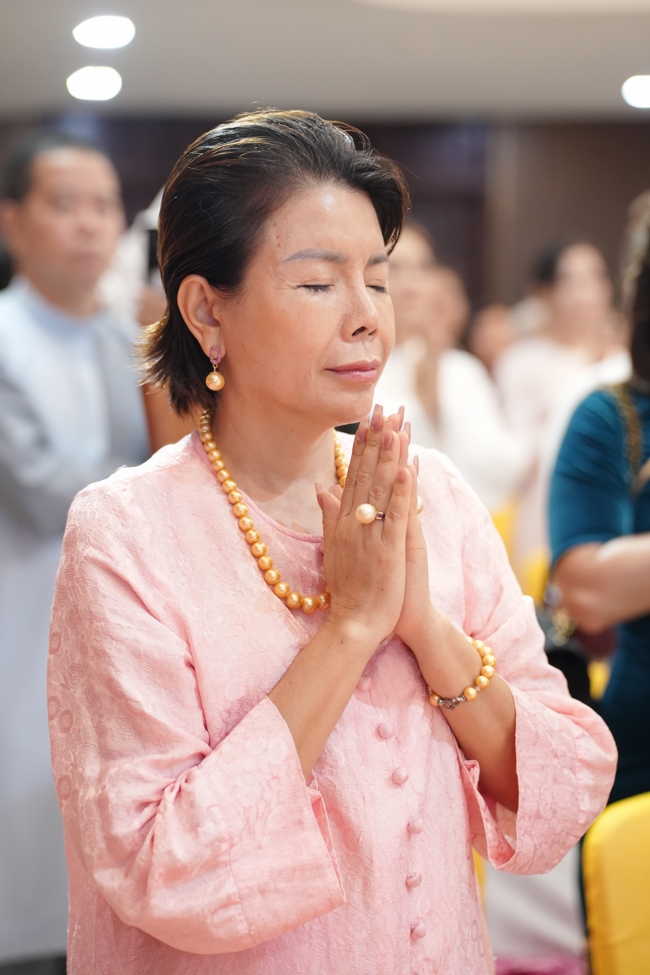 “The Rose Pinning on Shirt” Ullambana Ceremony for Businessmen
