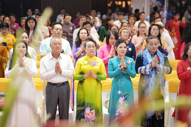 “The Rose Pinning on Shirt” Ullambana Ceremony for Businessmen