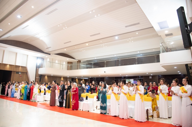 “The Rose Pinning on Shirt” Ullambana Ceremony for Businessmen