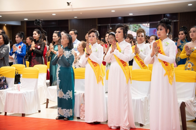 “The Rose Pinning on Shirt” Ullambana Ceremony for Businessmen