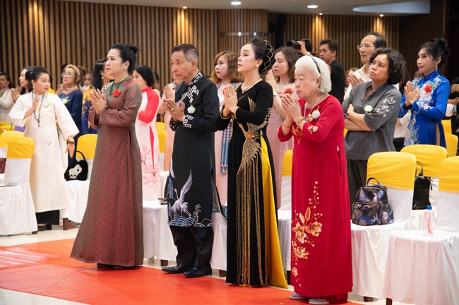 “The Rose Pinning on Shirt” Ullambana Ceremony for Businessmen