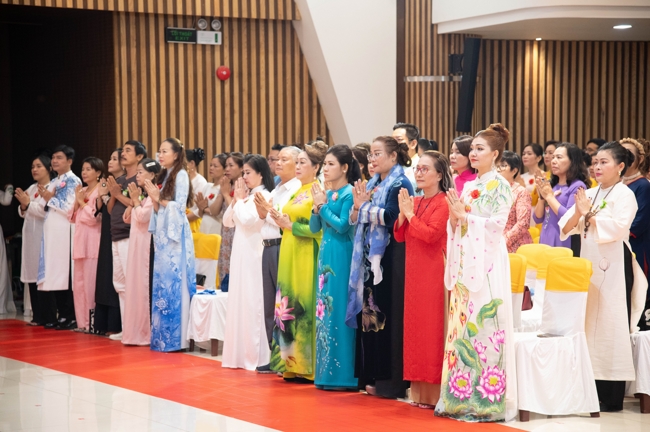 “The Rose Pinning on Shirt” Ullambana Ceremony for Businessmen