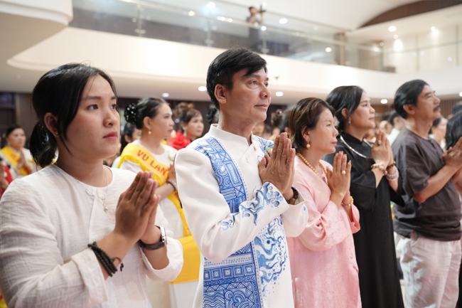 “The Rose Pinning on Shirt” Ullambana Ceremony for Businessmen