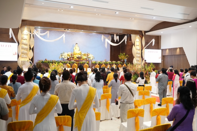 “The Rose Pinning on Shirt” Ullambana Ceremony for Businessmen