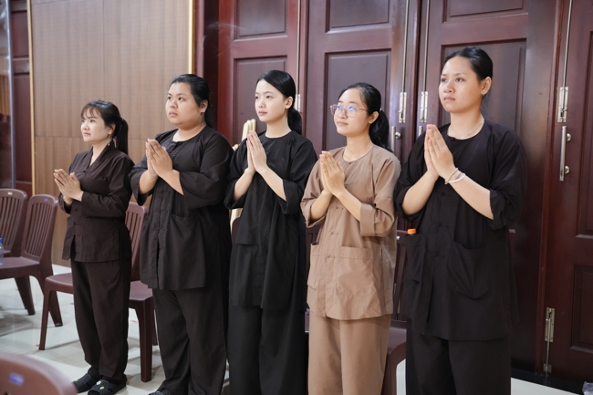 “The Rose Pinning on Shirt” Ullambana Ceremony for Businessmen