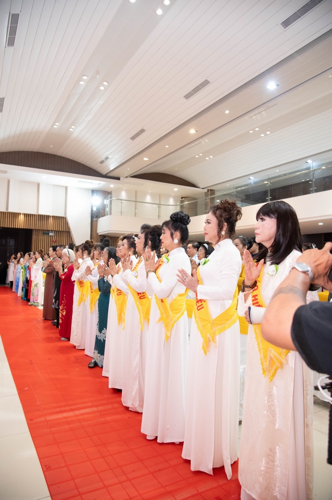 “The Rose Pinning on Shirt” Ullambana Ceremony for Businessmen
