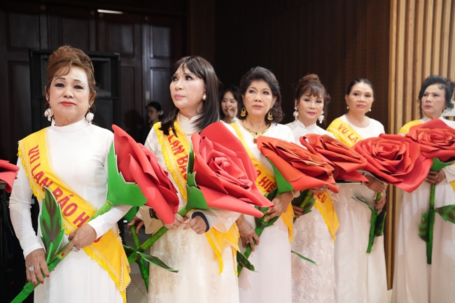 “The Rose Pinning on Shirt” Ullambana Ceremony for Businessmen