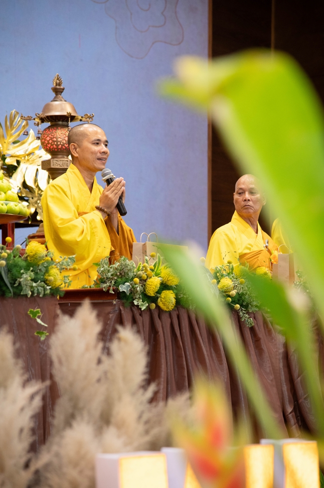 “The Rose Pinning on Shirt” Ullambana Ceremony for Businessmen