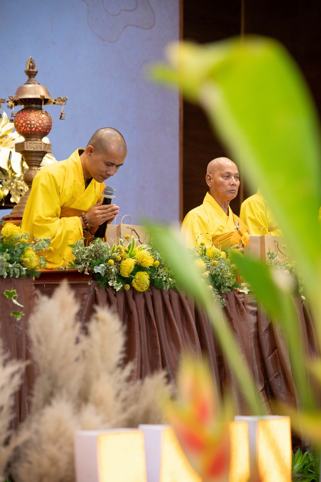 “The Rose Pinning on Shirt” Ullambana Ceremony for Businessmen