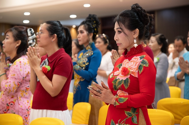 “The Rose Pinning on Shirt” Ullambana Ceremony for Businessmen