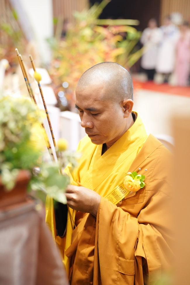 “The Rose Pinning on Shirt” Ullambana Ceremony for Businessmen