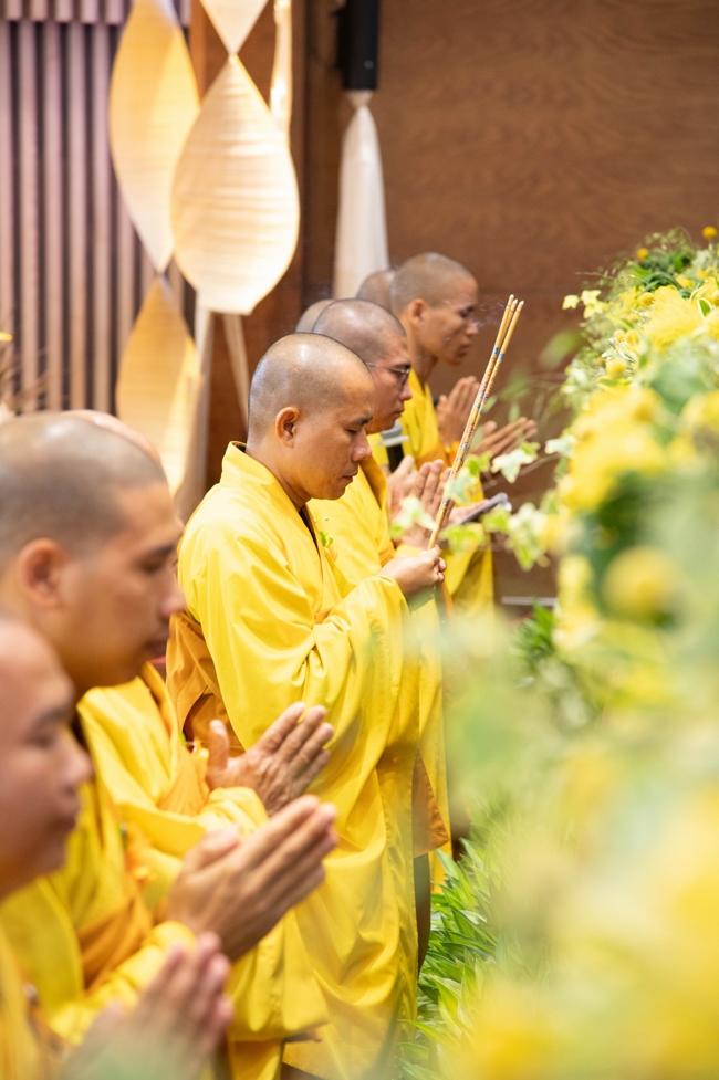“The Rose Pinning on Shirt” Ullambana Ceremony for Businessmen