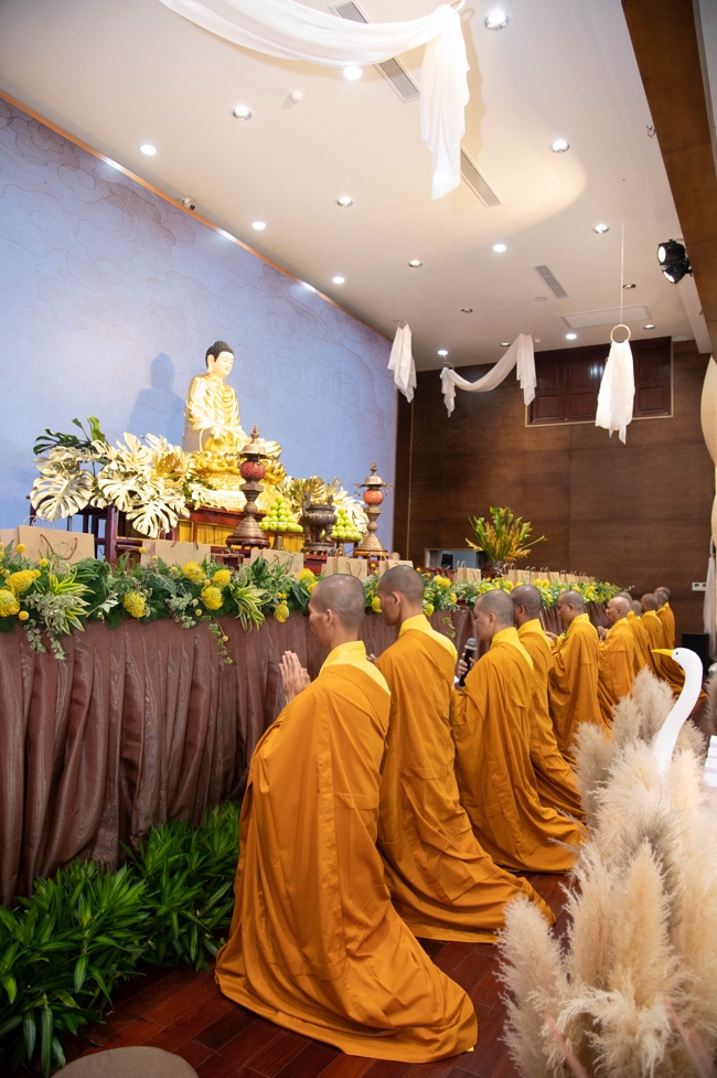 “The Rose Pinning on Shirt” Ullambana Ceremony for Businessmen